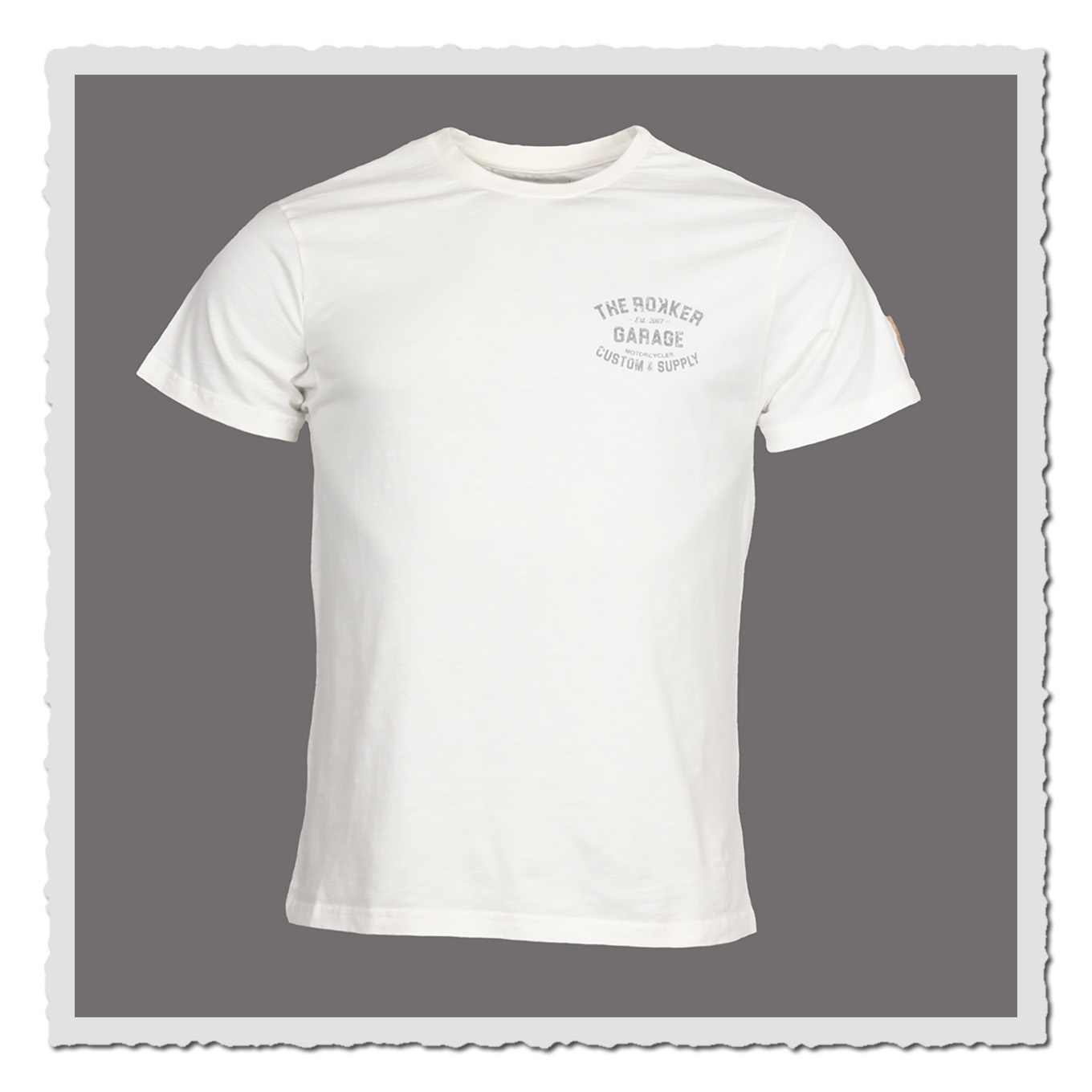 Offwhite T-Shirt, Vorderansicht, kleiner Brustdruck, freigestellt vor grauem Hintergrund.